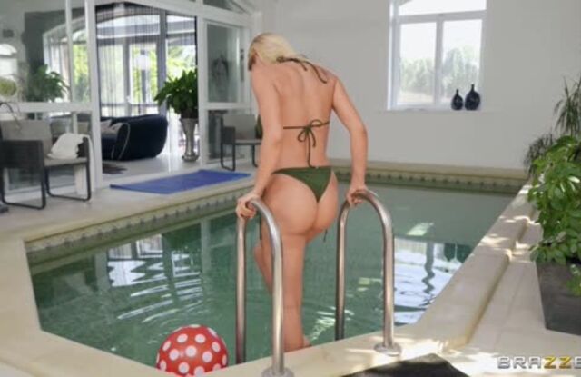 Anal At The Hotel Pool